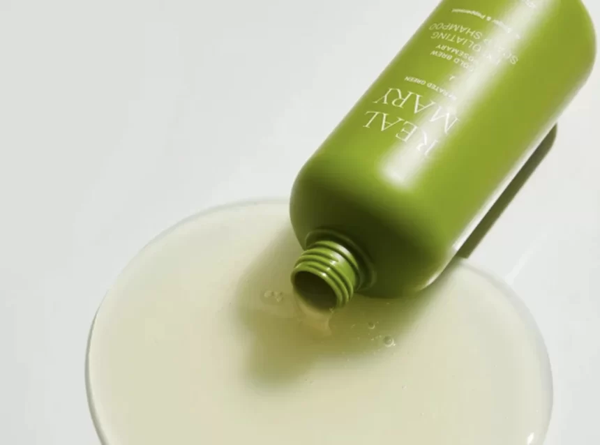Глибокоочищаючий відлущуючий шампунь з соком розмарину RATED GREEN Real Mary Cold Brewed Rosemary Exfoliating Scalp Shampoo