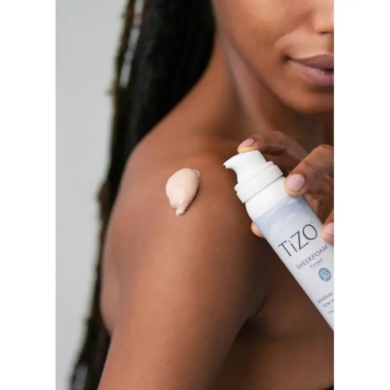 Минеральная солнцезащитная пенка для лица и тела тонирующая TiZO SheerFoam Body & Face Tinted SPF 30 до 11.2025, 100 g